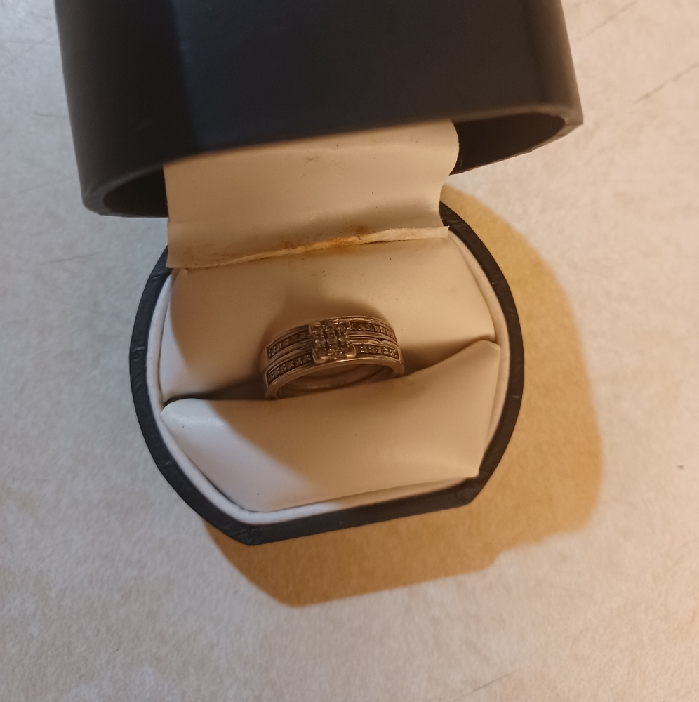 white gold diamond wedding set ring..size 7